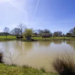 Confortable Au Bord D'un Etang A - Fr-1-616-72 Ferienhaus Dussac